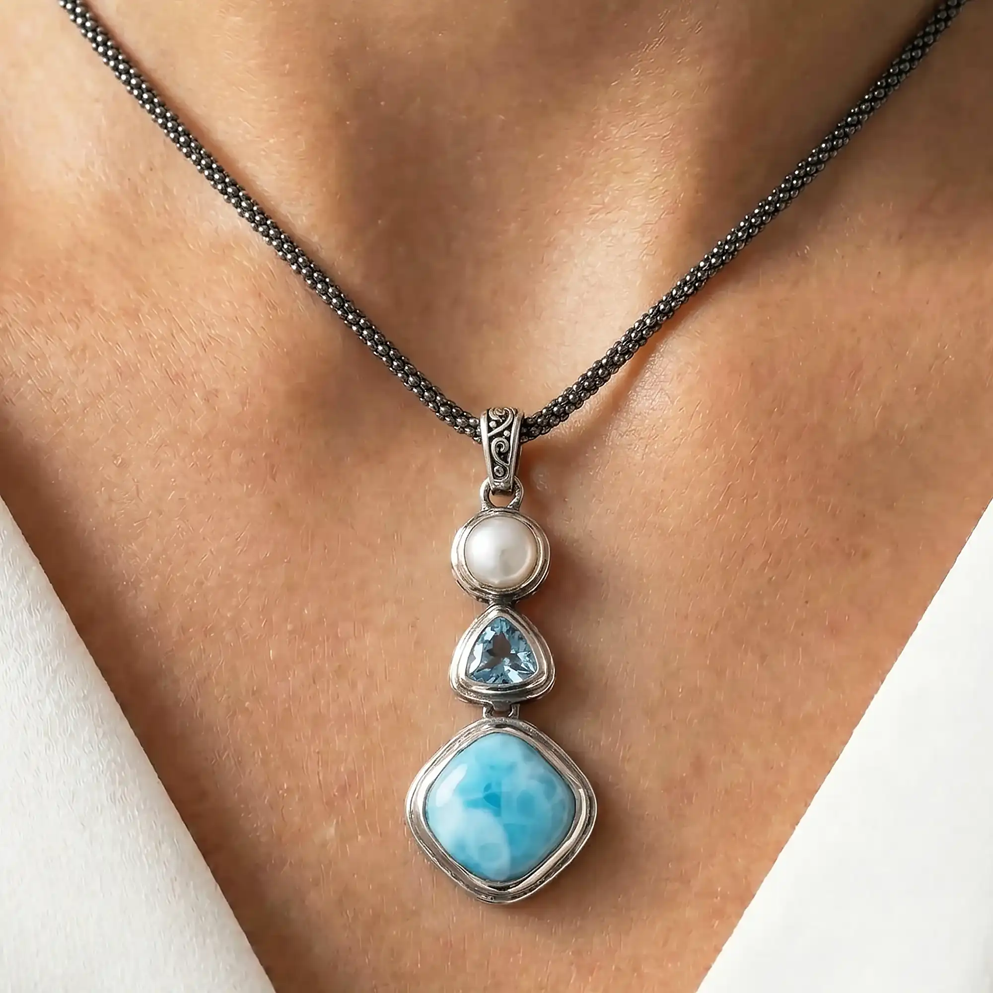 AZURE CUSHION NECKLACE